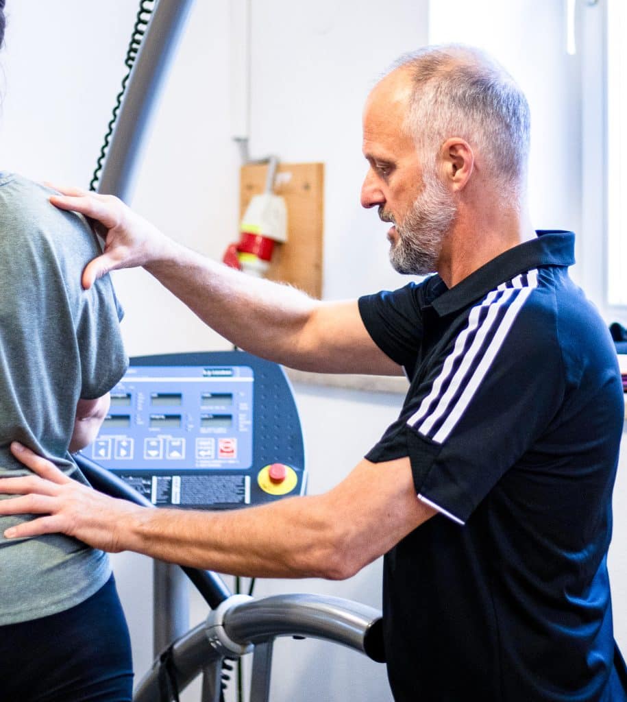 Olaf Remann führt eine Laufanalyse in der physiotherapie alte Bergstraße in Landsberg am Lech durch